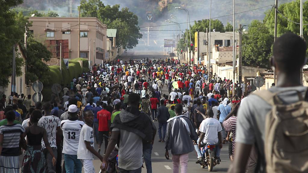 ARCHIV - Demonstranten forderten zuletzt in Mali bei einem Protest den Rücktritt von Präsident Keita. Foto: Baba Ahmed/AP/dpa