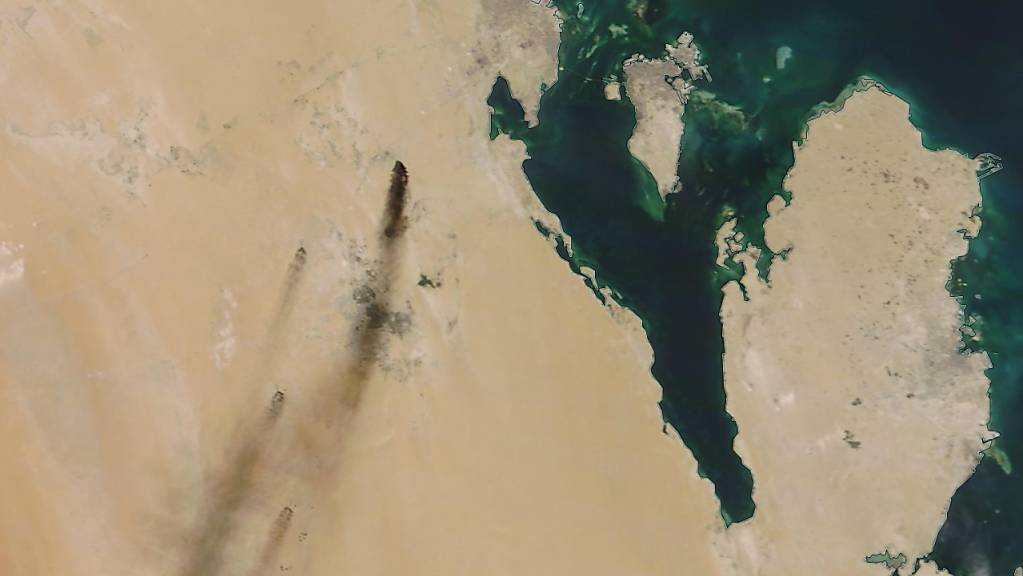 Das Satellitenbild der Nasa zeigt Brände nach einem Drohnenangriff auf zwei wichtige Ölanlagen im Osten Saudi-Arabiens. Die jemenitischen Huthi-Rebellen bekannten sich zu dem Angriff. Die Halbinsel rechts im Bild ist Katar, bei der Insel handelt es sich um Bahrain.