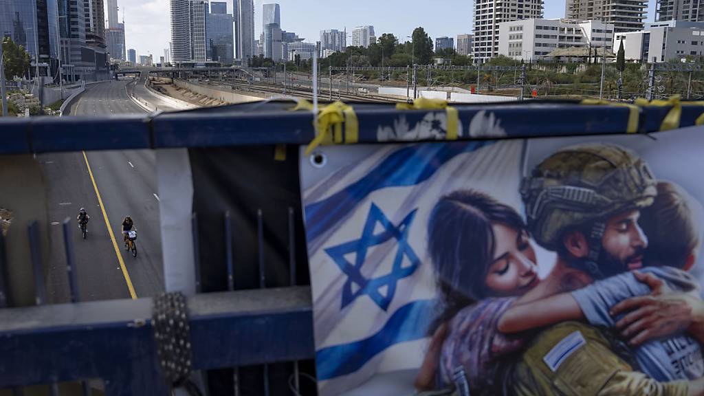 Radfahrer fahren auf einer autofreien Straße während des jüdischen Feiertags Jom Kippur. Foto: Oded Balilty/AP/dpa