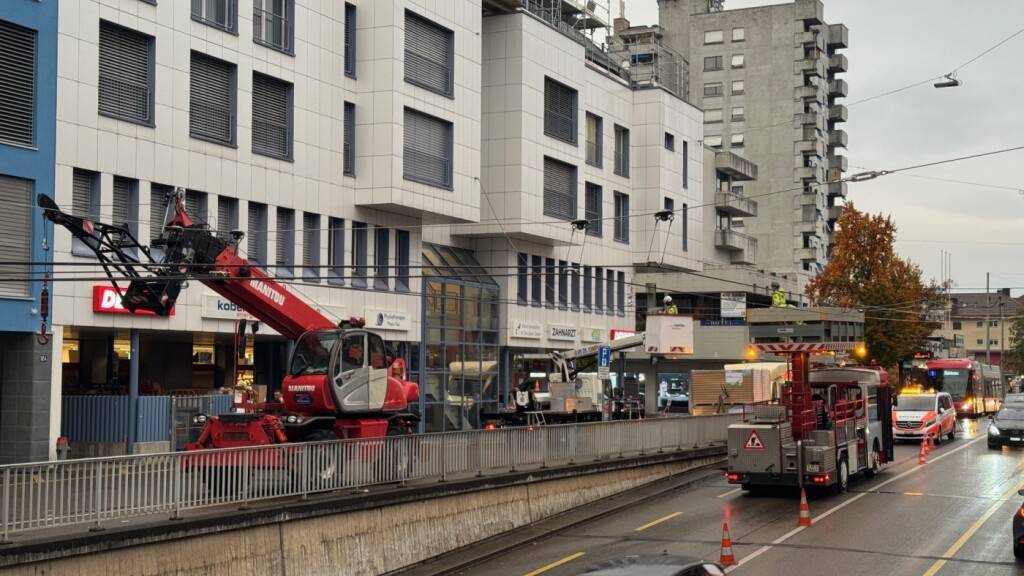 Ein Kran beschädigte in Winterthur-Töss eine Fahrleitung. Das führte zu Störungen im Feierabendverkehr.