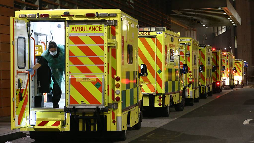 In London hat sich die Wartezeit von Krankenwagen vor überfüllten Krankenhäusern auf der Höhe der zweiten Coronawelle massiv erhöht.