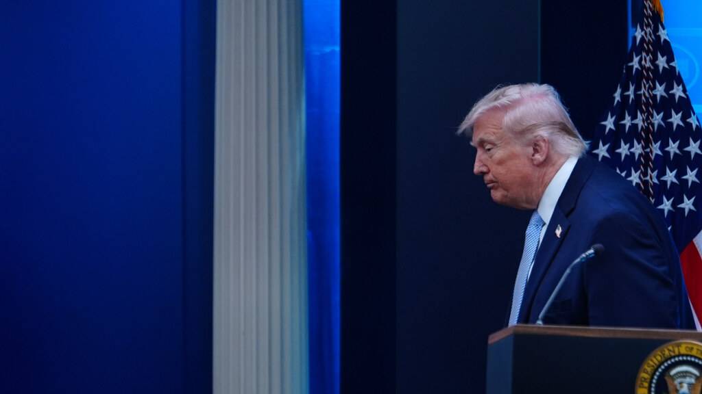 Präsident Donald Trump verlässt den Raum, nachdem er mit Reportern während einer Pressekonferenz im James Brady Press Briefing Room im Weißen Haus gesprochen hat. Foto: Julia Demaree Nikhinson/AP/dpa