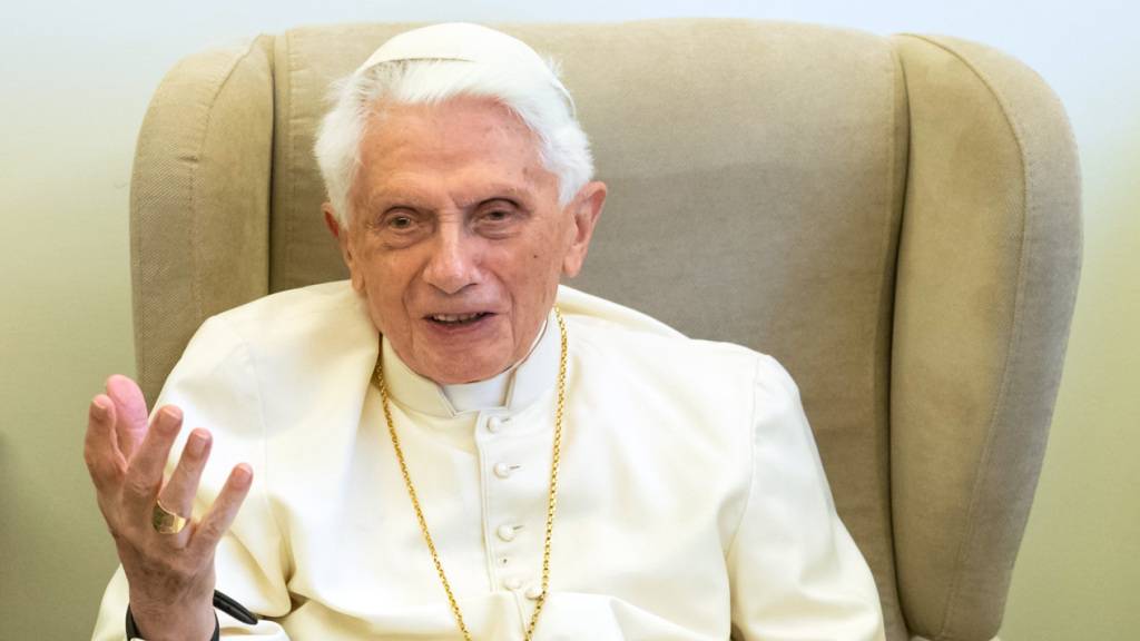 ARCHIV - In einer Stellungnahme bekundet der emeritierte Papst Benedikt XVI. «Schmerz über die Vergehen und Fehler», die in seinen Amtszeiten geschehen seien. Foto: Daniel Karmann/dpa