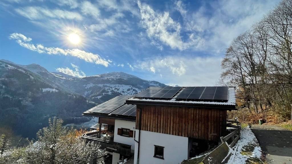 Ein 66-jähriger Mann wollte auf dem Dach Solarpanels vom Schnee befreien. Dabei stürzte er ab.