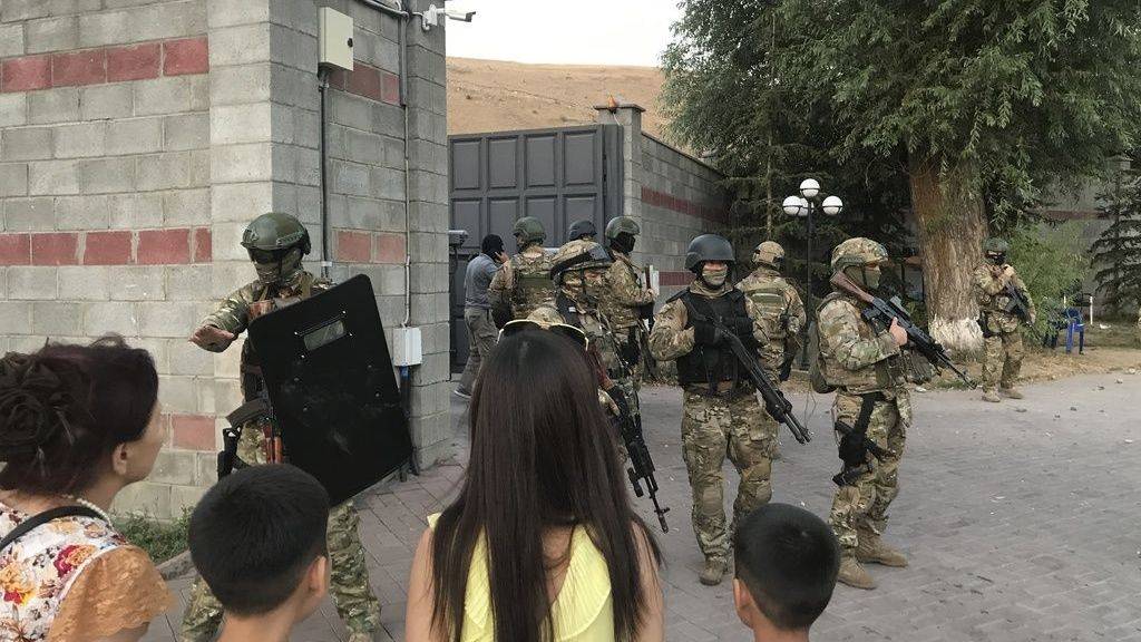 Die kirgisischen Spezialeinheiten bei ihrem Einsatz vor der Villa des ehemaligen Präsidenten Almasbek Atambajew.
