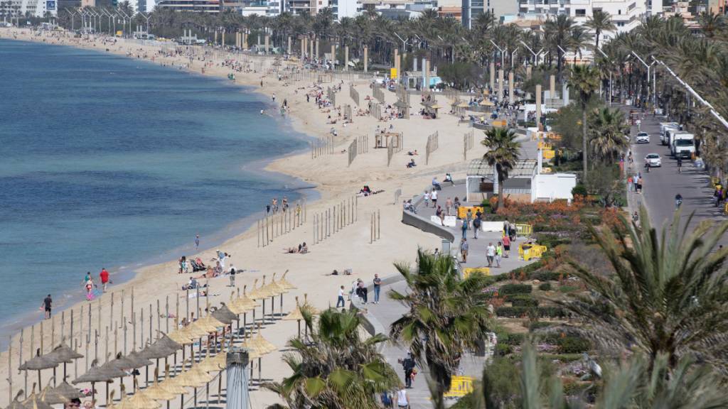 ARCHIV - Blick auf den Playa de Palma in Mallorca. Foto: Clara Margais/dpa/Symbolbild