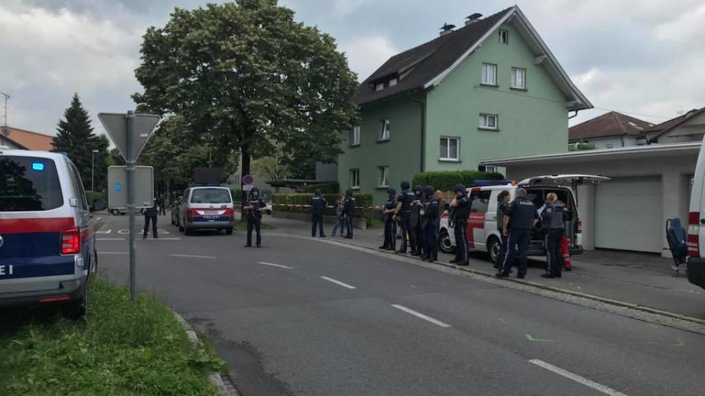In Bregenz ist am Montagmorgen eine 27-jährige Frau bei einem Sturz aus einem Fenster getötet worden. Ihr Partner stürzte sich aus dem selben Fenster, nachdem er sich zuvor verbarrikadiert hatte. Er wurde nicht lebensgefährlich verletzt.