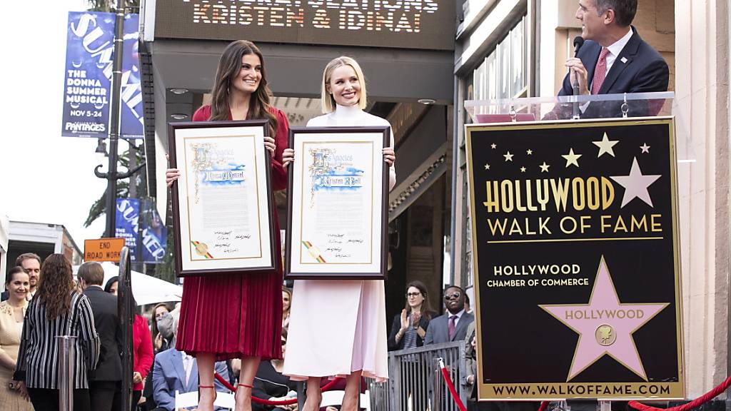 Doppelter Hollywood-Stern: Die US-Schauspielerin Kristen Bell (Mitte) und die Musical-Darstellerin Idina Menzel (links) sind in Hollywood ausgezeichnet worden.