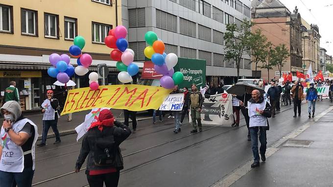 Mehrere hundert Demonstranten marschieren durch Basel