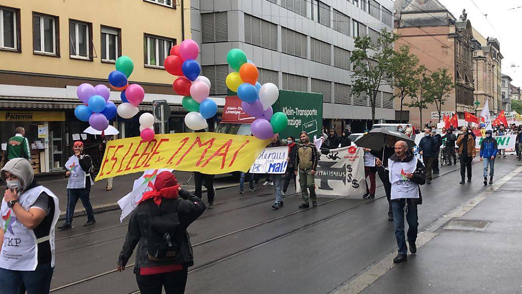 In der Basler Innenstadt demonstrierten am Freitag trotz Coronavirus-Massnahmen mehrere hundert Personen.