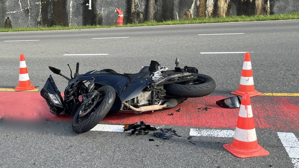 Auto prallt in Dierikon LU mit Motorradfahrerin zusammen