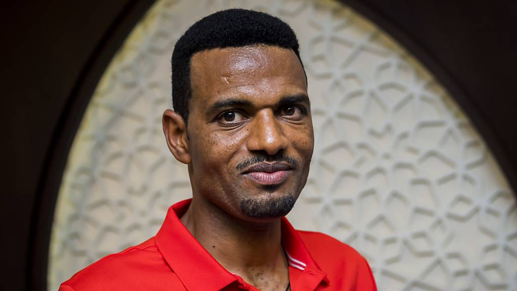 Der Schweizer Marathonläufer Tadesse Abraham posiert während einer Pressekonferenz in Doha