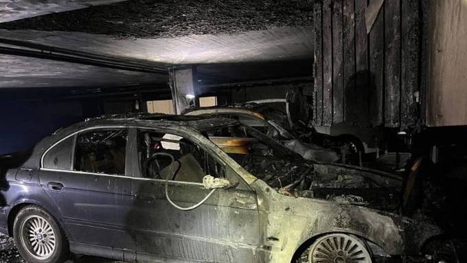 Zwei Autos in Tiefgarage gehen in Flammen auf – Totalschaden