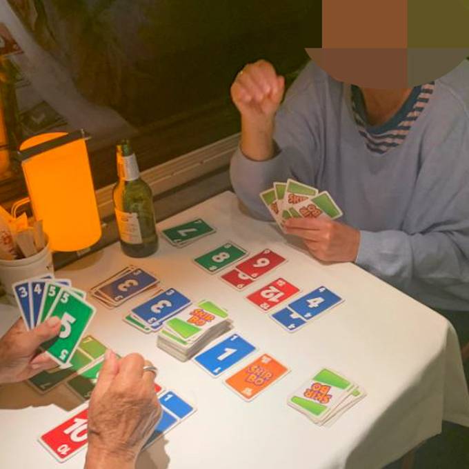 Paar spielt Karten in vollem SBB-Speisewagen – Passagier ruft aus