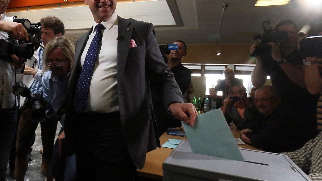 Rechtspopulist Norbert Hofer hat nach ersten Hochrechnungen die Bundespräsidentenwahl in Österreich äusserst knapp gewonnen.