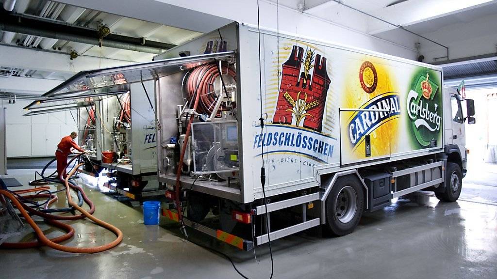 Ein Mitarbeiter der Brauerei Feldschlösschen in Rheinfelden füllt einen Tankwagen mit Bier: Die Brauerei, die zur dänischen Carlsberg-Gruppe gehört, kommt in der Schweiz auf einen Marktanteil von 43 Prozent.