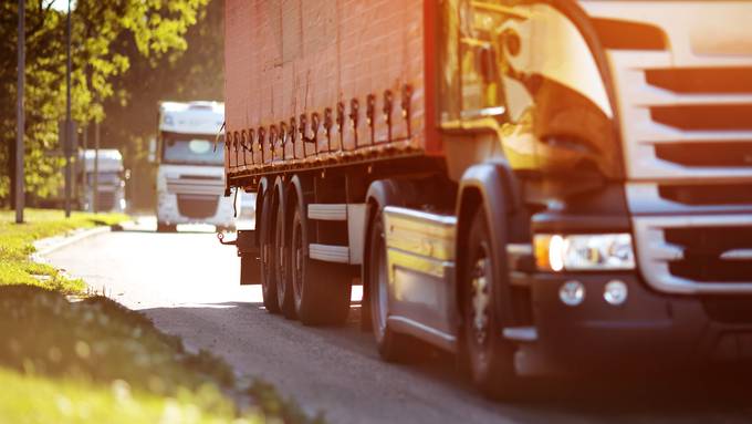 Flüchtling versteckt sich in Sattelschlepper