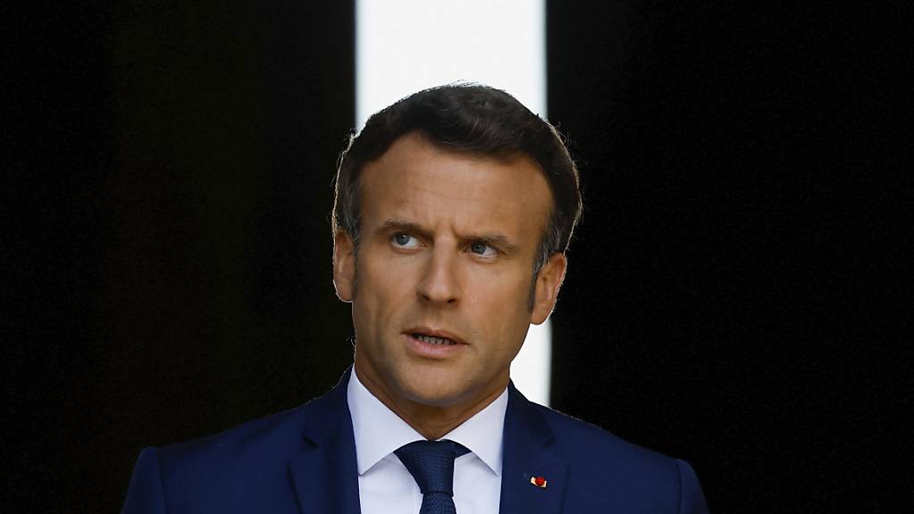 In der ersten Runde der französischen Parlamentswahl hat Emmanuel Macrons Mitte-Bündnis minimal mehr Stimmen als das neue Linksbündnis erhalten.
