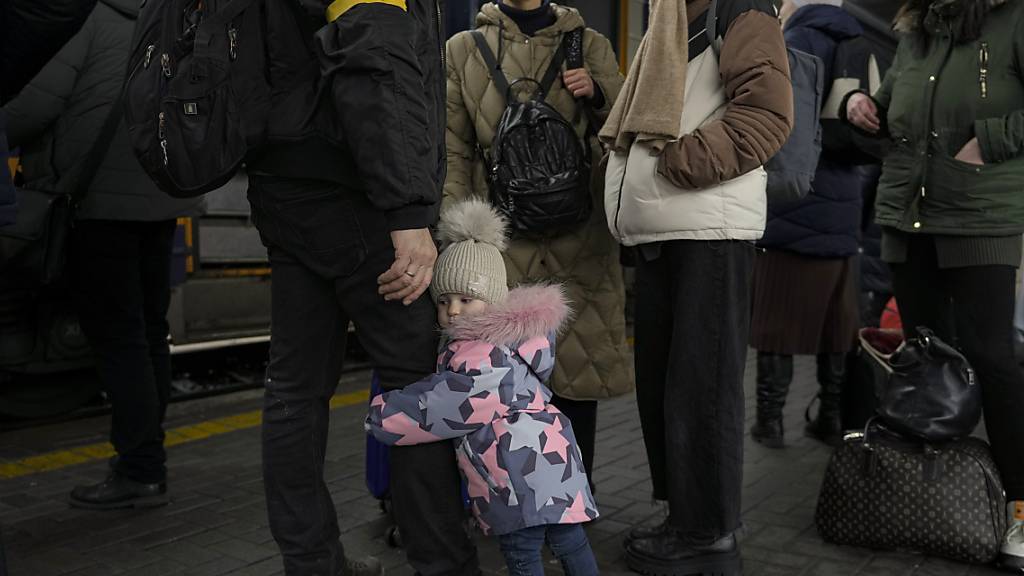 Ukrainerinnen und Ukrainer warten in Kiew auf einen Zug Richtung Polen. Der Kanton Luzern rüstet sich, Kriegsvertriebene aufnehmen zu können. (Archivaufnahme)