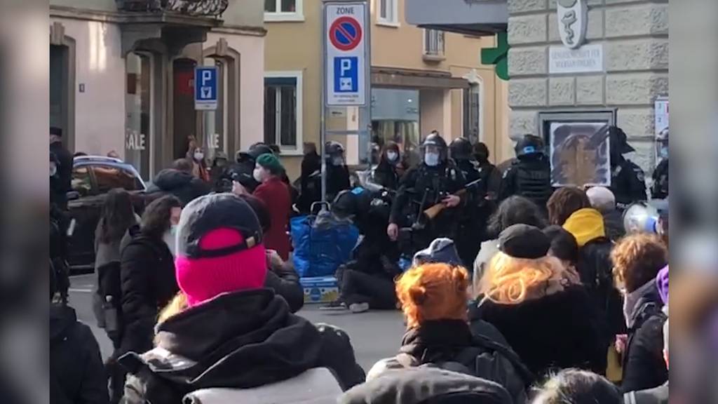 Frauen demonstrieren in Zürich gegen Polizeigewalt