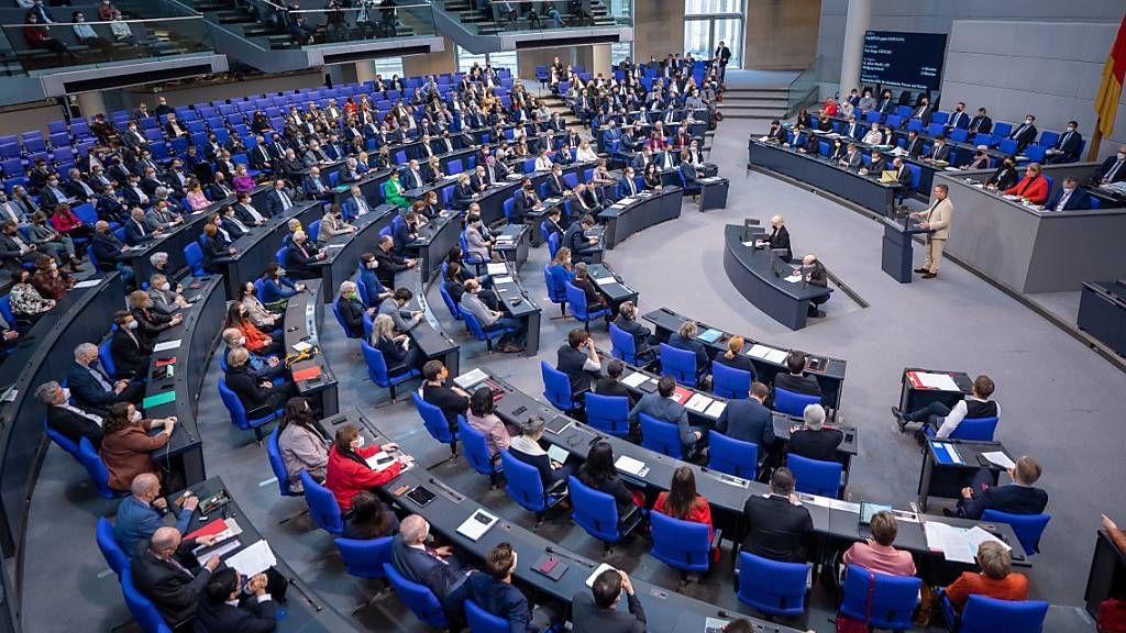 Die Abgeordneten verfolgen die Debatte im Plenum im Deutschen Bundestag. der Deutsche Bundestag debattiert heute über eine bundesweite Corona-Impfpflicht. Foto: Michael Kappeler/dpa