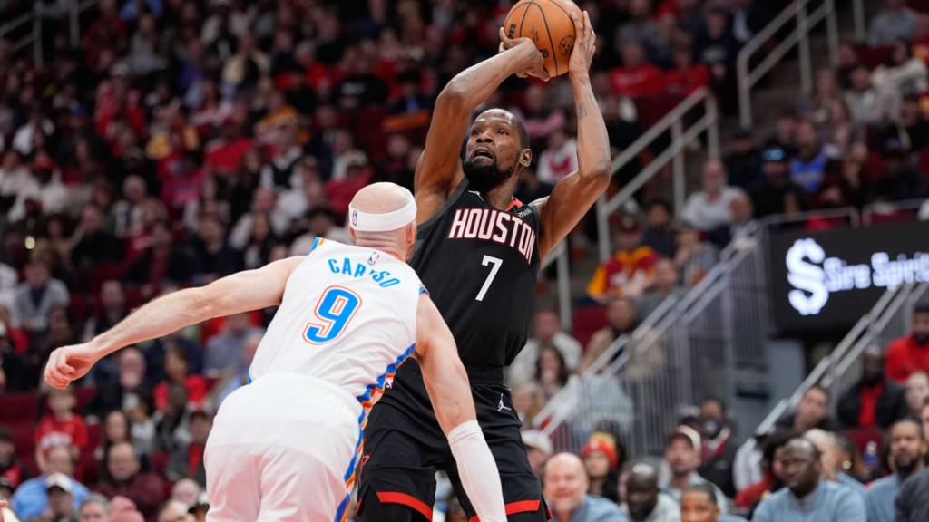 Capelas Teamkollege Kevin Durant zeigt sich im Heimspiel gegen den NBA-Champion wenig treffsicher