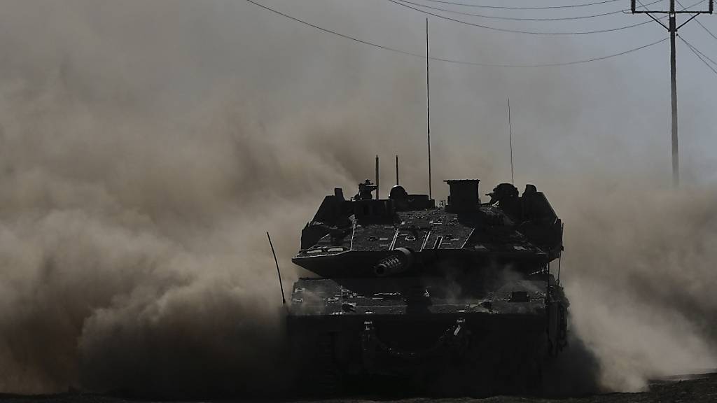 Ein israelischer Panzer bewegt sich in der Nähe der Grenze zum Gazastreifen im Süden Israels. Foto: Tsafrir Abayov/AP/dpa
