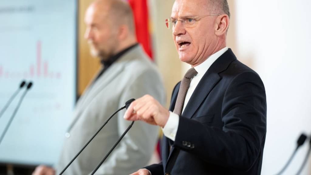 Direktor des Bundesamts für Fremdenwesen und Asyl (BFA, l), Gernot Maier, und Österreichs Innenminister Gerhard Karner (ÖVP) während einer Pressekonferenz des Innenministeriums zum Thema «Harte und gerechte Asylpolitik - Bilanz 2025». Foto: Georg Hochmuth/APA/dpa