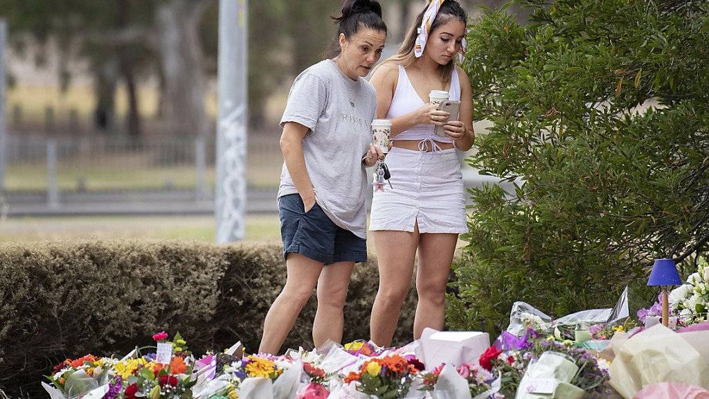 Mehr als 1000 Menschen haben in Melbourne an einer Trauerfeier teilgenommen für eine israelische Studentin, die von einem 20 Jahre alten Rapper vergewaltigt und getötet worden sein soll.