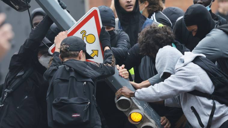 Schüler reißen eine Ampel neben dem Baggio-Gymnasium nieder, das aus Protest gegen die Veröffentlichung des Haushaltsentwurfs für das nächste Jahr durch die Regierung blockiert wurde. Beschäftigte des öffentlichen Dienstes führen in ganz Frankreich einen eintägigen Streik und Demonstrationen durch. Foto: Jean-Francois Badias/AP/dpa