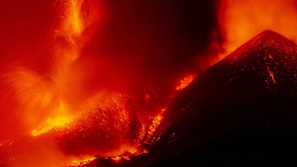 dpatopbilder - Lavaströme fließen aus dem Ätna-Vulkan vom Südostkrater in Nicolosi. Der Vulkan Ätna auf der italienischen Mittelmeerinsel Sizilien hat erneut Lava und Asche gespuckt. Foto: Salvatore Allegra/AP/dpa