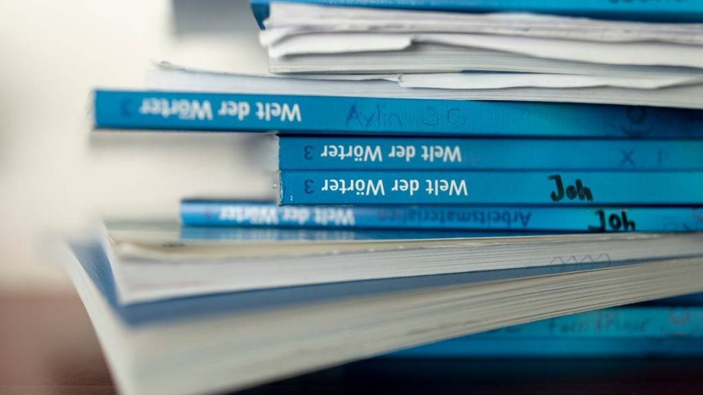 Eltern von Gymischülern sollen von Gratis-Lehrmitteln profitieren - aber nur während der obligatorischen Schulzeit. Der Zürcher Kantonsrat sprach sich vorläufig für den Vorschlag aus. (Symbolbild)