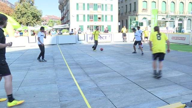 Strassenfussball auf dem Bundesplatz