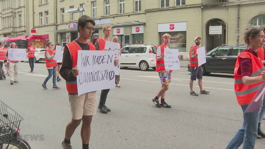 Klimaaktivisten behindern Verkehr in Bern