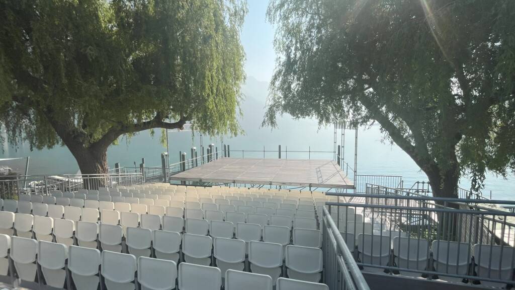 Die Inszenierung «Ungeheuerlich» wird auf einer Bühne im Walensee aufgeführt.