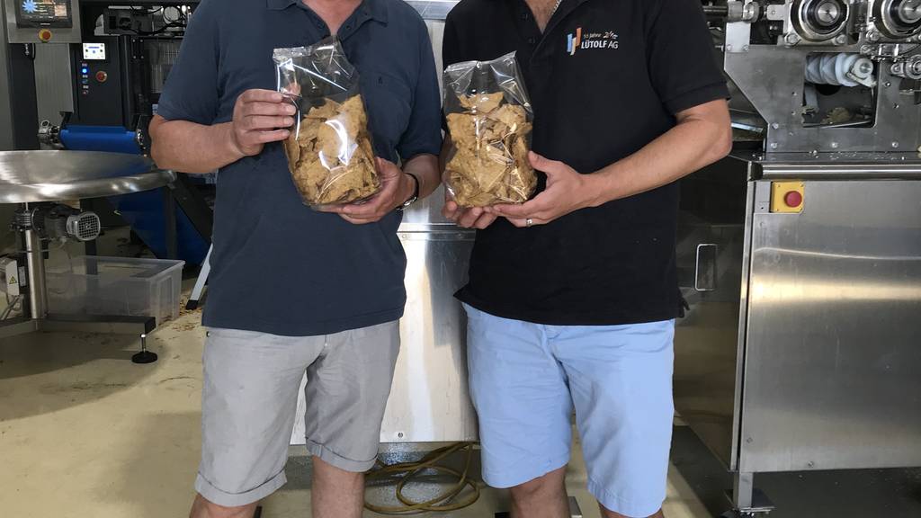 Ernst (66) und Christian Lütolf (35) stellen mit den Ribel-Mais-Chips erstmals Fertigprodukte her. (Bild: pd)