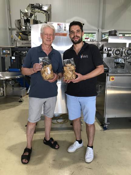 Ernst (66) und Christian Lütolf (35) stellen mit den Ribel-Mais-Chips erstmals Fertigprodukte her. (Bild: pd)