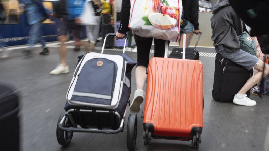 Schweizerinnen und Schweizer haben im Juni unter anderem für Ferien Geld ausgegeben. (Archivbild)