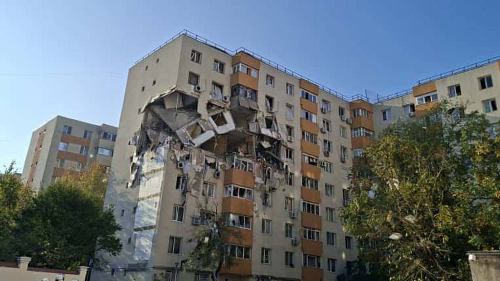HANDOUT - Auf diesem vom rumänischen Katastrophenschutz zur Verfügung gestellten Foto sieht man ein nach einer Explosion stark beschädigtes Wohnhaus. Bei der heftigen Explosion sind mindestens drei Menschen ums Leben gekommen, zahlreiche wurden verletzt. Das mehrstöckige Wohngebäude droht einzustürzen. Foto: Uncredited/ROMANIAN EMERGENCY SERVICES via AP/dpa - ACHTUNG: Nur zur redaktionellen Verwendung und nur mit vollständiger Nennung des vorstehenden Credits