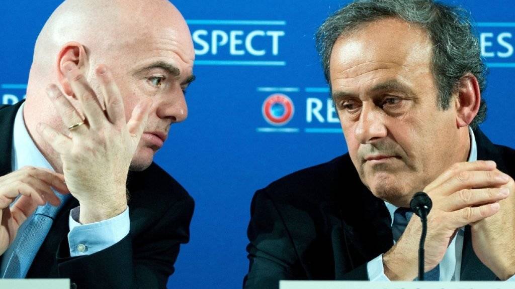 UEFA-Generalsekretär Gianni Infantino bespricht sich mit UEFA-Präsident Michel Platini