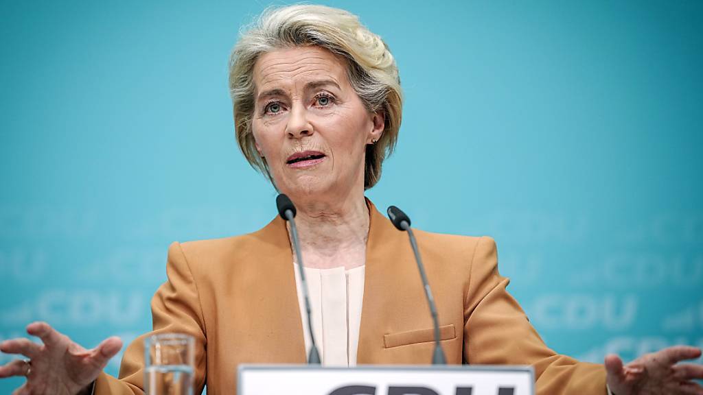 Ursula von der Leyen, Präsidentin der Europäischen Kommission, gibt nach der CDU-Bundesvorstandssitzung eine Pressekonferenz. Von der Leyen bewirbt sich für eine zweite Amtszeit als Präsidentin der Europäischen Kommission. Foto: Kay Nietfeld/dpa