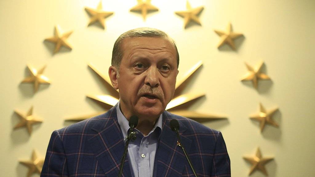 Ohne Manipulationen während der Abstimmung über das Referendum zum Präsidialsystem am vergangenen Sonntag hätte er seine knappe Mehrheit möglicherweise gar nicht erzielt: der türkische Präsident Recep Tayyip Erdogan. (Aufnahme vom Abstimmungstag am 16. April)