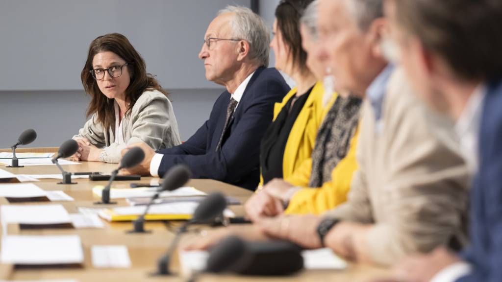 Claudia Eyer, Vizepräsidentin von BienenSchweiz (links), stellt den Medien in Bern die Bienen-Initiative vor. Diese will den Schutz von Bienen und anderen bestäubenden Insekten in der Verfassung verankern.