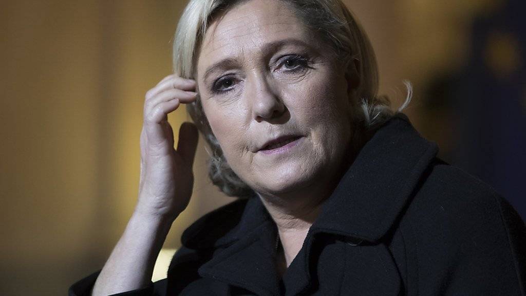 In der Affäre um EU-Parlamentsjobs hat die französische Justiz nun auch ein Ermittlungsverfahren gegen den rechtspopulistischen Front National (FN) eröffnet. Gegen Parteichefin Marine Le Pen läuft bereits seit dem Sommer ein Verfahren. (Archivbild)
