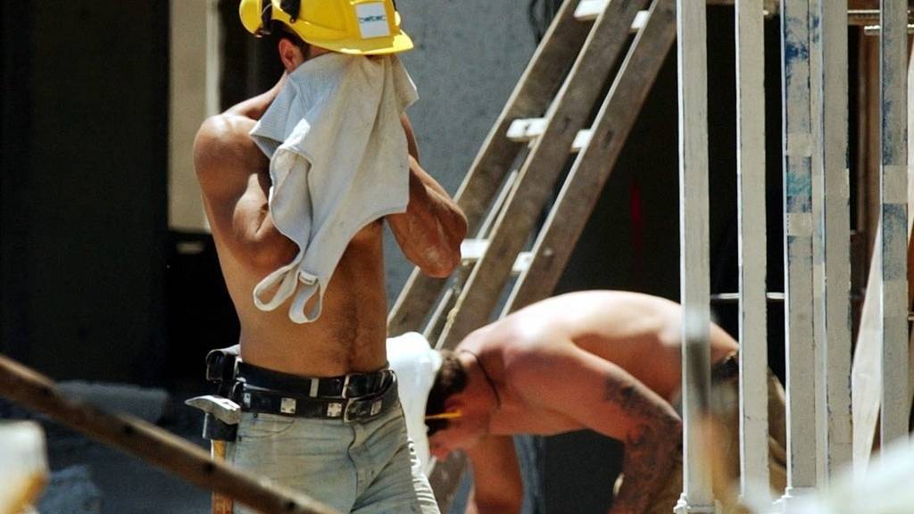 Bei extremer Hitze soll im Bau die Arbeit pausiert, verschoben oder eingestellt werden. Das fordern rund 20'000 Arbeitnehmende im Bau. (Archivbild)