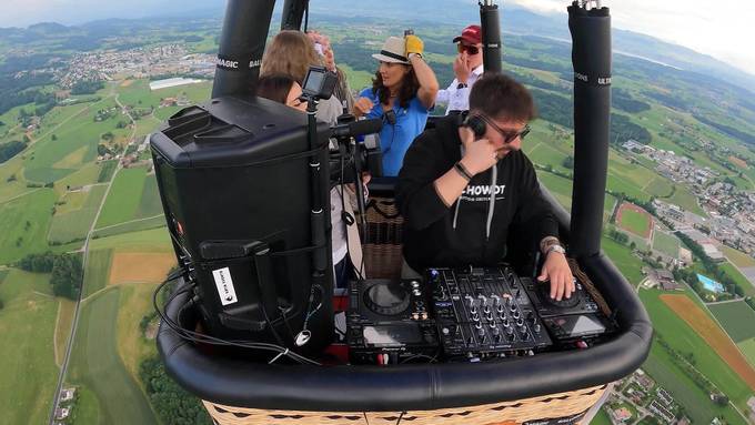 Party in der Luft: Thurgauer DJ legt im Heissluftballon auf