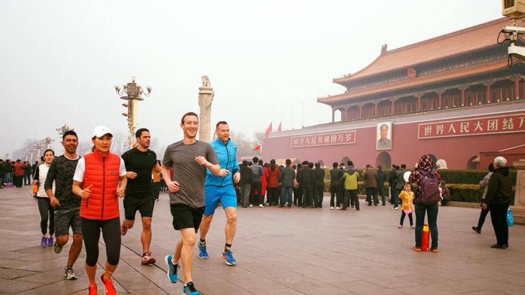 Der Facebook-Gründer beim Joggen auf dem Tiananmen-Platz.