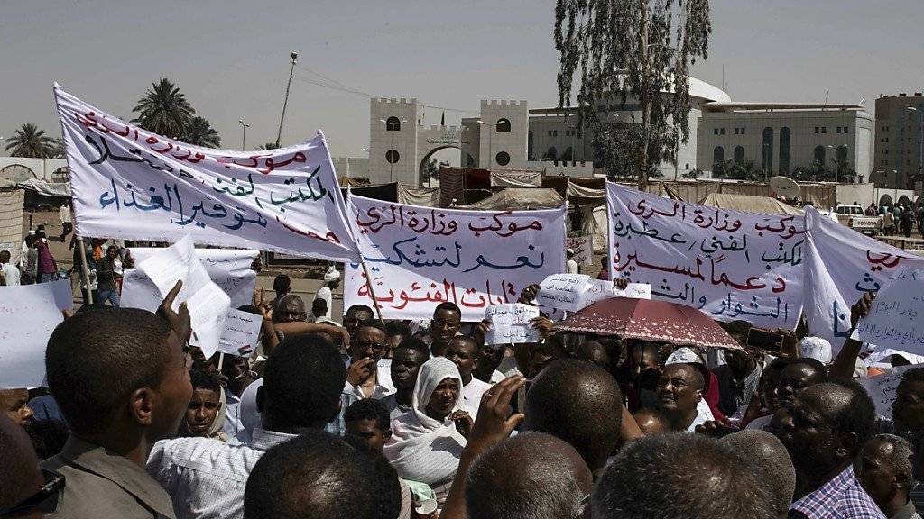 Zehntausende Demonstranten protestieren vor der Zentrale der Streitkräfte in Sudans Hauptstadt Khartum und fordern eine rasche Übergabe der macht an eine zivile Übergangsregierung.