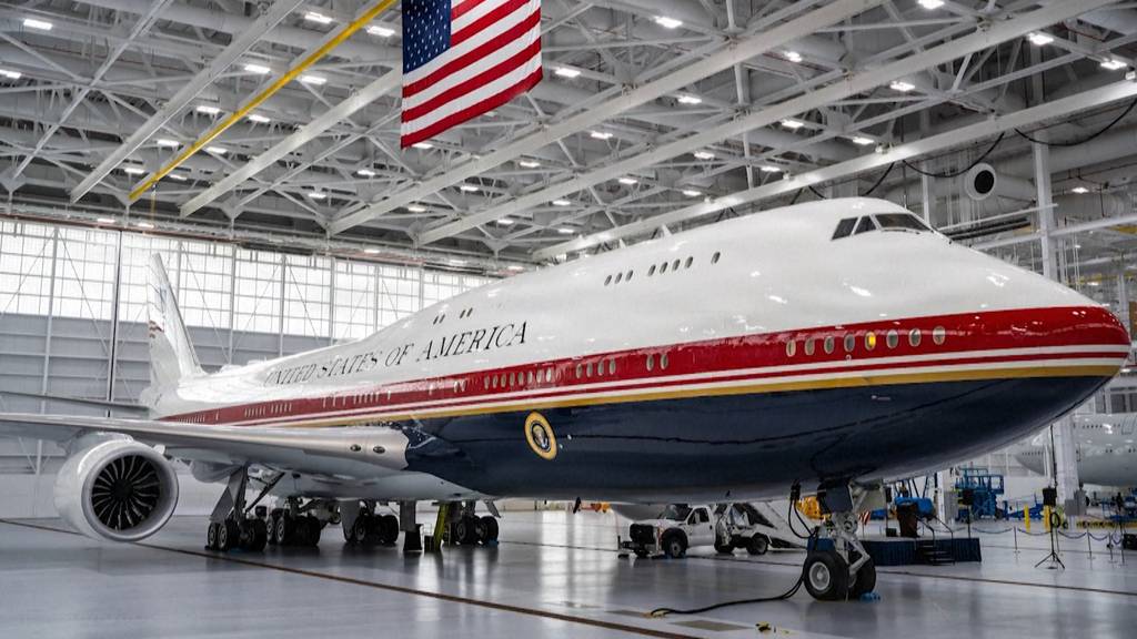 Geschenk aus Katar: Trump präsentiert neues Luxus-Regierungsflugzeug