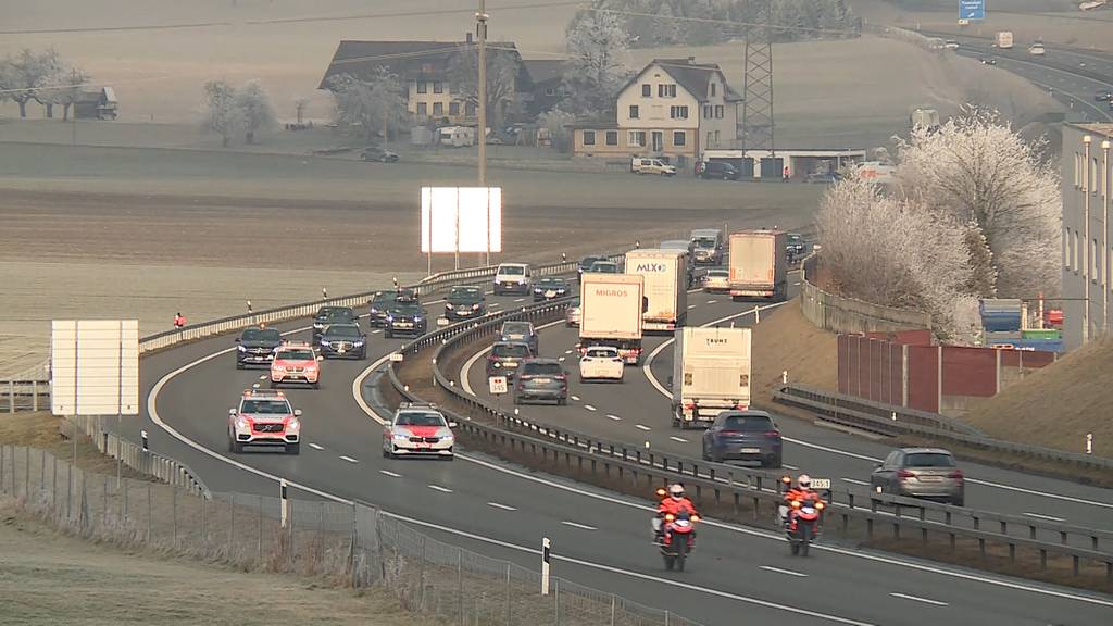 Selenski fährt nun doch ans WEF: Grosser Autokonvoi in Wängi